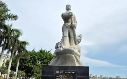 Tượng Đài Mẹ Suốt dáng đứng bất khuất bên dòng Nhật Lệ